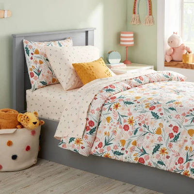 In The Garden Kids' Bedding Set With Sheets - Pillowfort™ 1 In The Garden Kids' Bedding Set With Sheets - Pillowfort™